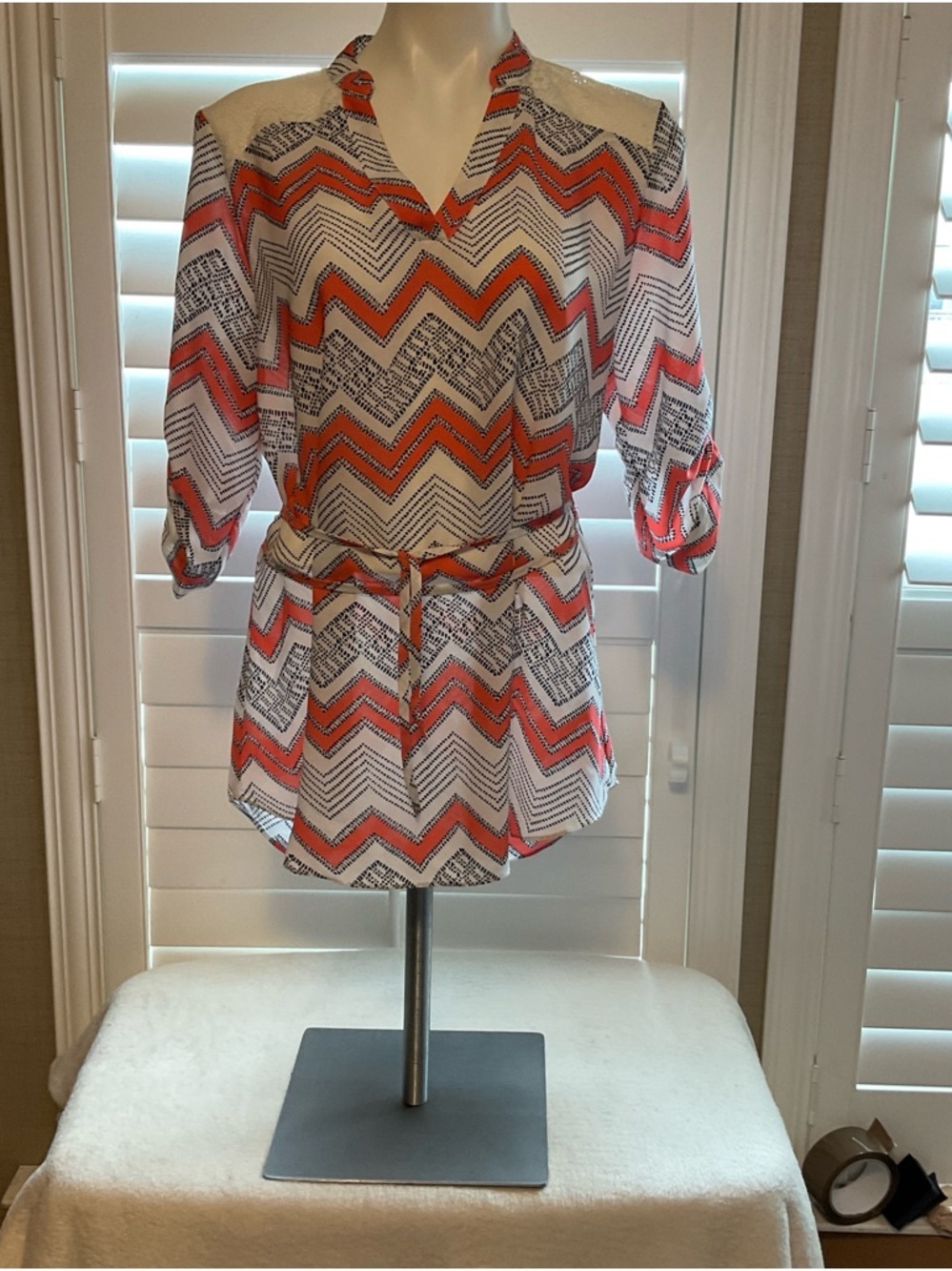 intro. Chevron Print V-Neck Blouse in White, Orange, Black